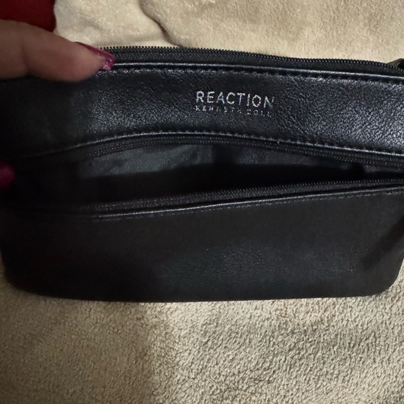 Kenneth Cole Reaction Black Toiletry Bag Minimalist Design - Picture 4 of 6
